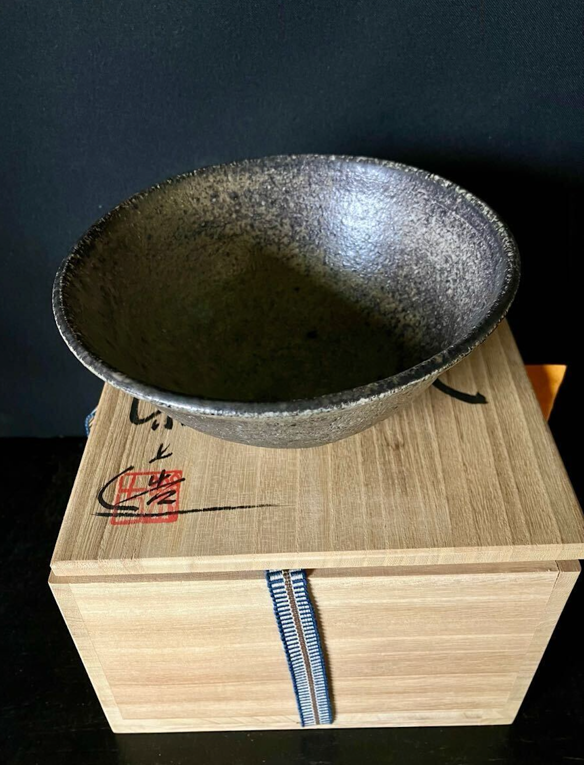 Raku Shichi Teeschale mit grauer Glasur