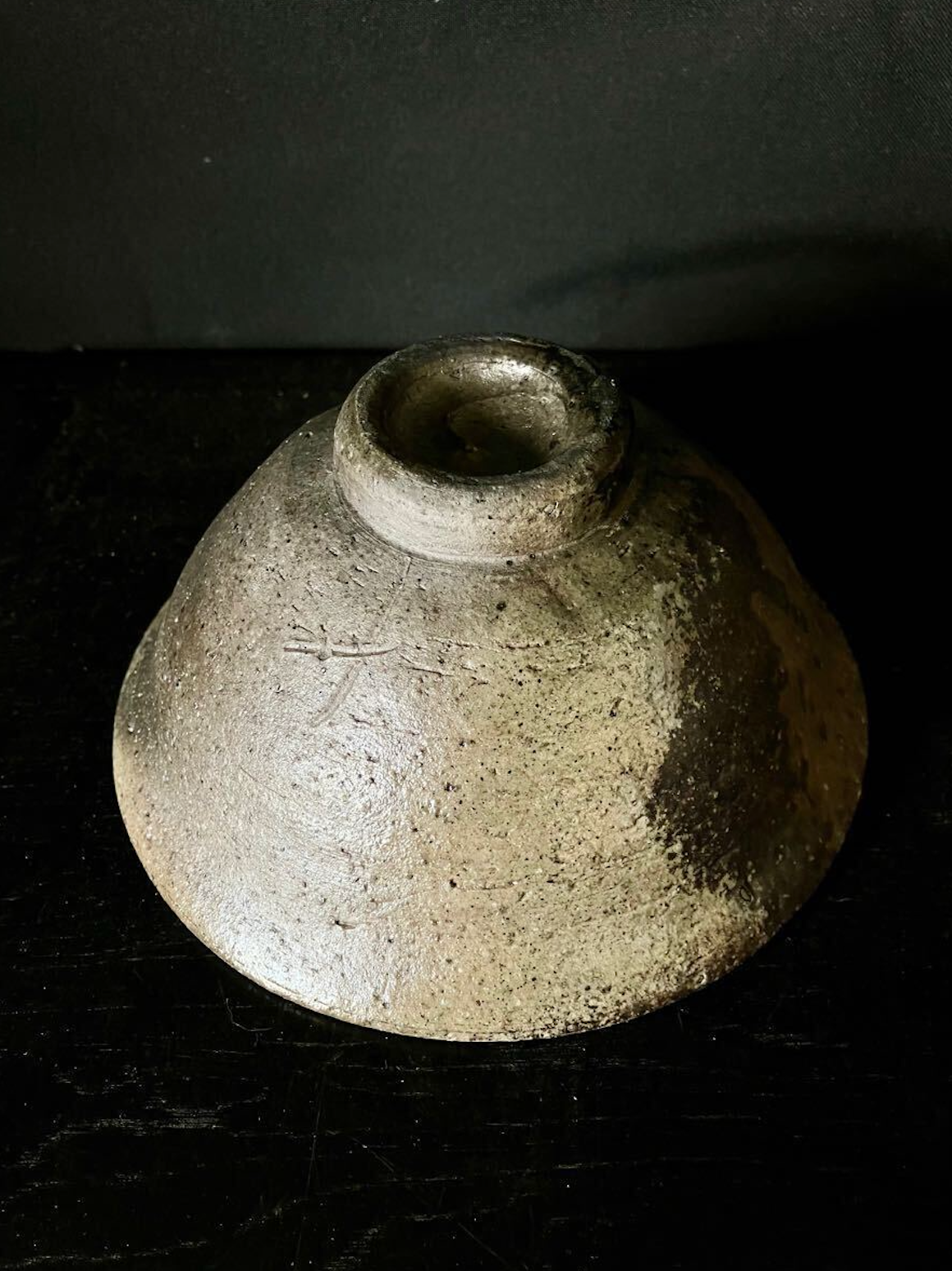Raku Shichi Teeschale mit grauer Glasur